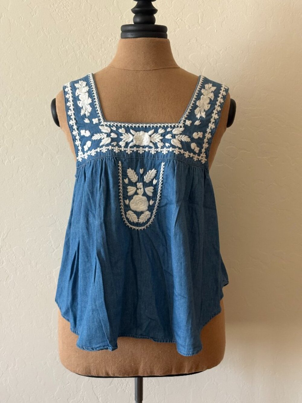 Lovers+Friends Embroidered Top. Size S. Blue/White.